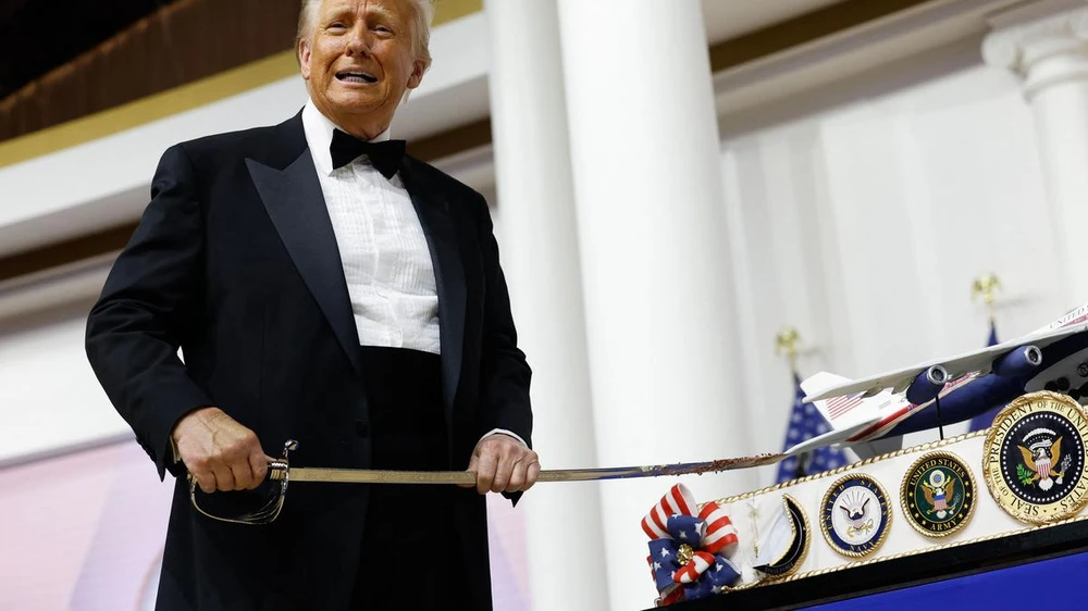 Tổng thống Donald Trump cắt bánh tại Tiệc khiêu vũ của Tổng tư lệnh vào ngày 20/1. © Ảnh: Getty Images qua AFP