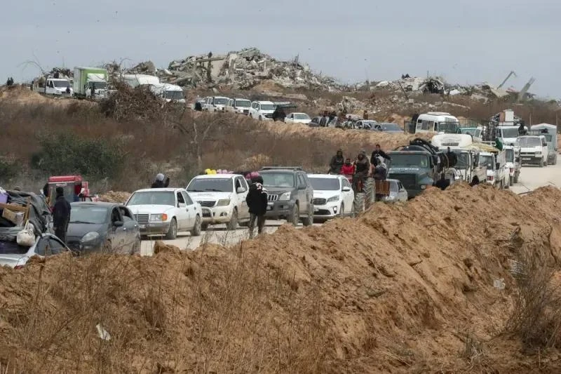 Người Palestine chờ qua trạm kiểm soát.