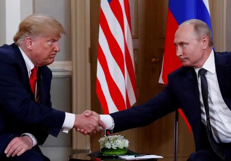 Tổng thống Hoa Kỳ Donald Trump, bên trái, và Tổng thống Nga Vladimir Putin, bắt tay khi họ gặp nhau tại Helsinki, Phần Lan, ngày 16/7/2018. Yonhap