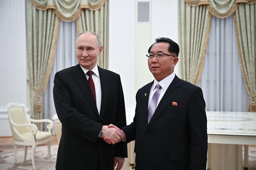 Tổng thống Nga Vladimir Putin (trái) và Ủy viên Bộ Chính trị Ủy ban Trung ương Đảng Lao động Triều Tiên Ri Hi Yong gặp mặt tại Moscow, Nga. ẢNH: EPA-EFE