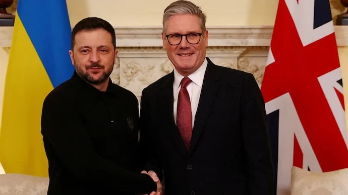 Tổng thống Ukraine Volodymyr Zelenskyy và Thủ tướng Anh Keir Starmer bắt tay nhau trong cuộc gặp song phương tại số 10 phố Downing ở London vào 1/3/2025. 