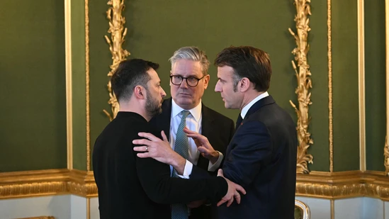 (Từ trái sang phải) Volodymyr Zelensky, Keir Starmer và Emmanuel Macron nói chuyện trong hội nghị thượng đỉnh quốc phòng. (PA_Media ) (Từ trái sang phải) Volodymyr Zelensky, Keir Starmer và Emmanuel Macron nói chuyện trong hội nghị thượng đỉnh quốc phòng. (PA_Media )