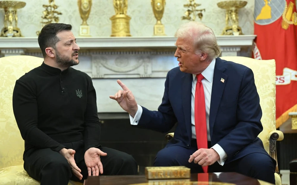 Donald Trump (phải) và Volodymyr Zelensky gặp nhau tại Phòng Bầu dục của Nhà Trắng ở Washington, DC, ngày 28/2. 