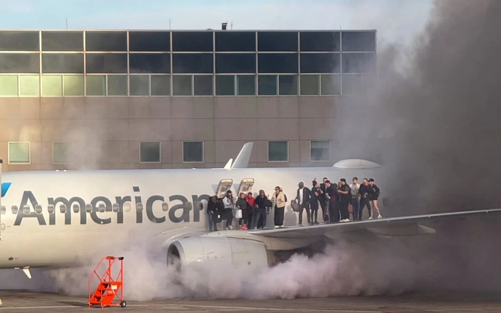 Hình ảnh này cho thấy hành khách đứng trên cánh máy bay của American Airlines khi họ được sơ tán sau khi máy bay bốc cháy tại cổng ở Sân bay Quốc tế Denver ở Denver, Colorado, ngày 13/3/2025. Ảnh: Branden Williams