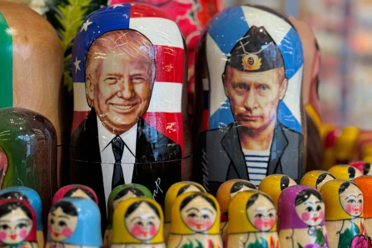 Búp bê gỗ Matryoshka truyền thống của Nga, mô tả Tổng thống Nga Vladimir Putin và Tổng thống Hoa Kỳ Donald Trump được bày bán tại một cửa hàng quà tặng trên phố Arbat du lịch ở trung tâm thành phố Moscow, ngày 19/3/2025. Ảnh: Yonhap