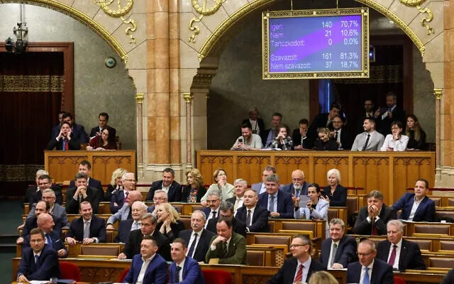 Quốc hội Hungary đã thông qua sửa đổi hiến pháp cho phép chính phủ cấm các sự kiện công cộng của cộng đồng LGBTQ+ tại Budapest, Hungary, Thứ Hai, ngày 14 tháng 4 năm 2025.