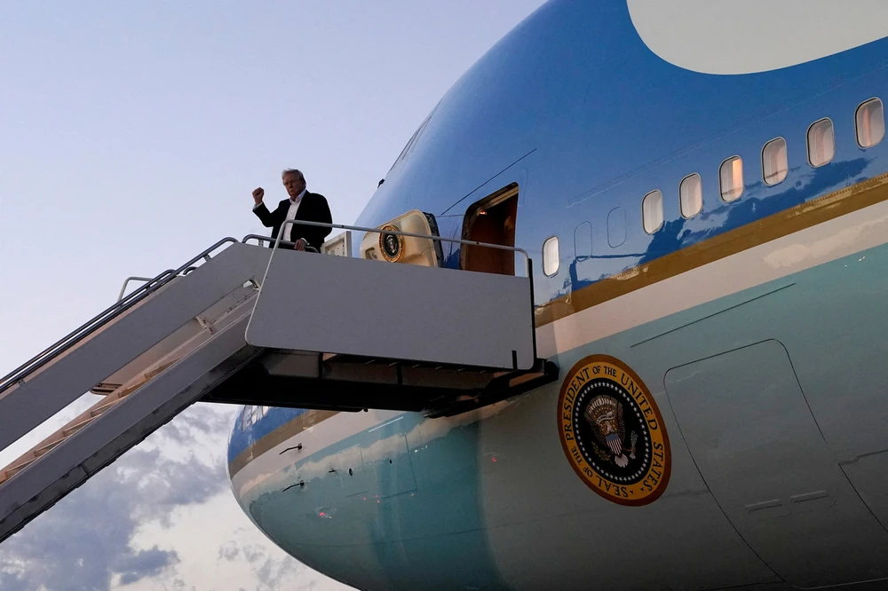 Tổng thống Hoa Kỳ Donald Trump giơ nắm đấm khi bước xuống Không lực Một tại Sân bay Quốc tế Palm Beach, West Palm Beach, Florida, ngày 11/4. Anhr:Yonhap