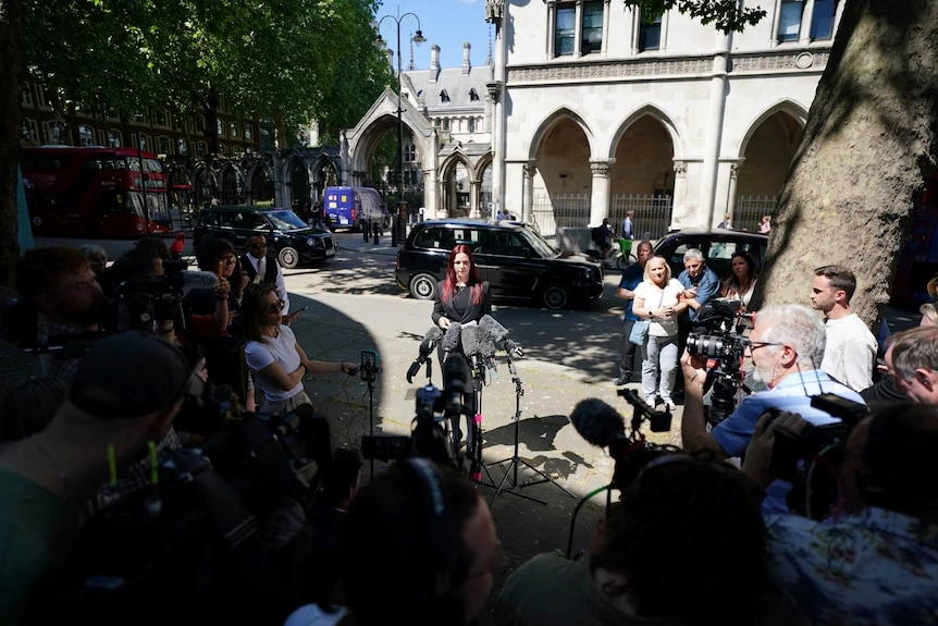Luật sư của Peter Sullivan đã phát biểu với giới truyền thông bên ngoài Tòa án Công lý Hoàng gia ở London vào 13/5/2025. Luật sư của Peter Sullivan đã phát biểu với giới truyền thông bên ngoài Tòa án Công lý Hoàng gia ở London vào 13/5/2025.