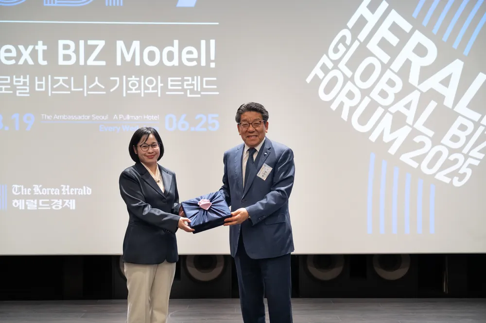 Nguyen Thi Thai Binh (left), deputy chief of mission at the Vietnamese Embassy in Seoul, receives a souvenir from Choi Jin-young, CEO of Herald Media Group, following her speech at the 2025 Global Business Forum on Wednesday in Seoul. (Herald Media Group)