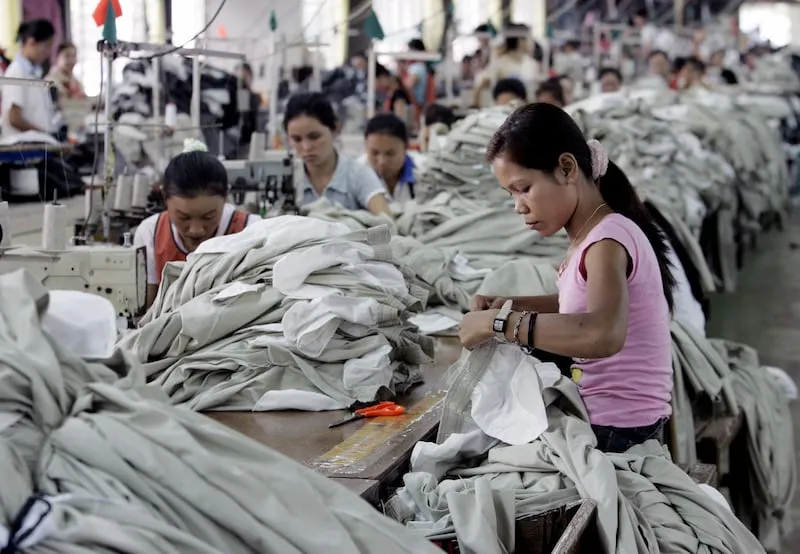 Công nhân nhà máy lắp ráp hàng may mặc để xuất khẩu ra nước ngoài ở ngoại ô thủ đô Viêng Chăn của Lào ngày 2/5/2006. Giá cả tăng và tiền lương thực tế giảm đang thúc đẩy nhiều người ra nước ngoài làm việc. Công nhân nhà máy lắp ráp hàng may mặc để xuất khẩu ra nước ngoài ở ngoại ô thủ đô Viêng Chăn của Lào ngày 2/5/2006. Giá cả tăng và tiền lương thực tế giảm đang thúc đẩy nhiều người ra nước ngoài làm việc.
