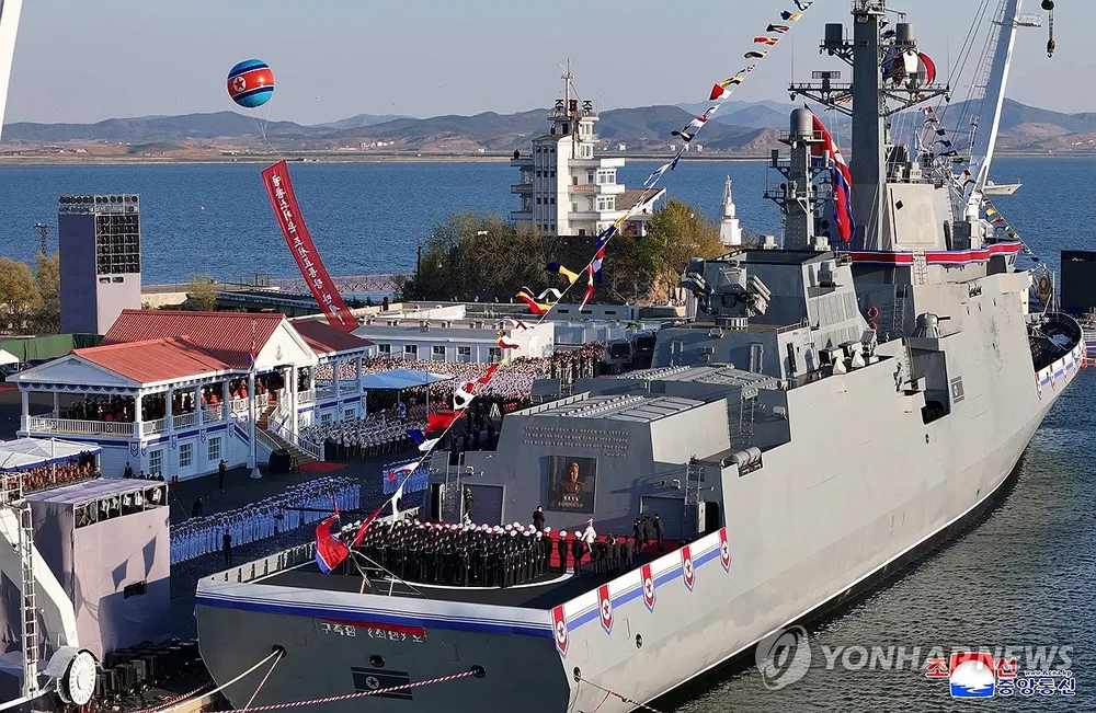 Bức ảnh KCNA công bố, cho thấy tàu khu trục hạm mới của Bình Nhưỡng được ra mắt tại một buổi lễ hạ thủy được tổ chức tại một xưởng đóng tàu ở thành phố cảng Nampho phía tây Triều Tiên vào ngày 25/4/2025. (Yonhap) Bức ảnh KCNA công bố, cho thấy tàu khu trục hạm mới của Bình Nhưỡng được ra mắt tại một buổi lễ hạ thủy được tổ chức tại một xưởng đóng tàu ở thành phố cảng Nampho phía tây Triều Tiên vào ngày 25/4/2025. (Yonhap)