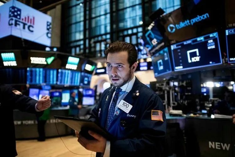 Dow Jones lao dốc hơn 200 điểm; Dầu quay đầu tăng giá