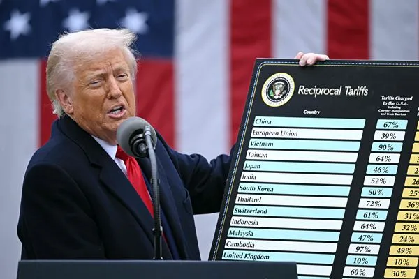 Tòa án liên bang tạm thời khôi phục thuế quan của ông Trump