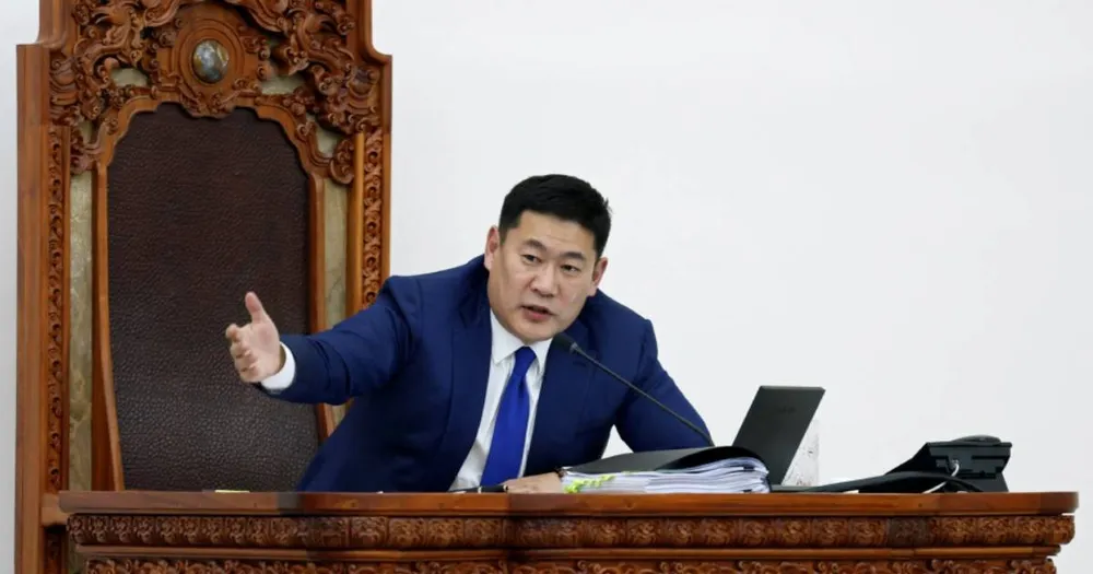 Thủ tướng Mông Cổ Luvsannamsrain Oyun-Erdene phát biểu tại quốc hội trước cuộc bỏ phiếu tín nhiệm tại Ulaanbaatar, Mông Cổ vào ngày 2-6.