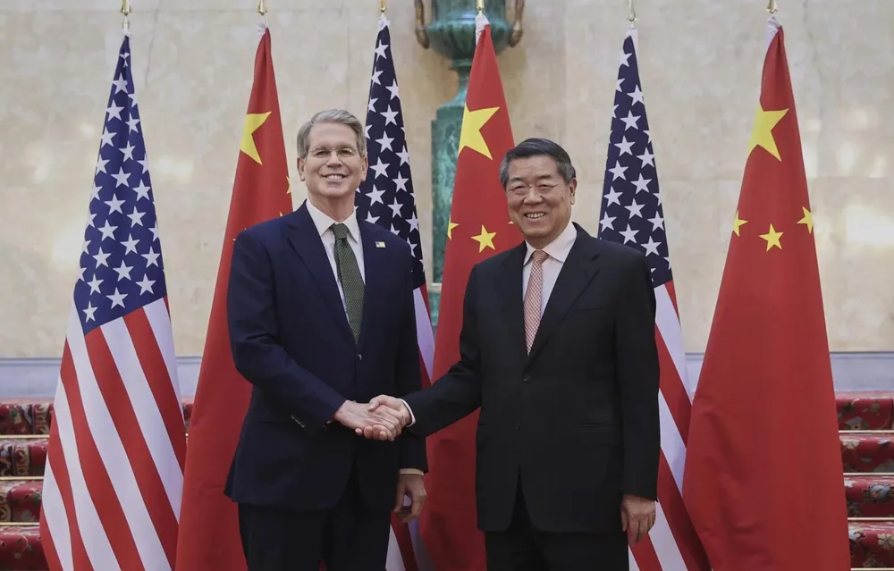 Phó Thủ tướng Trung Quốc Hà Lập Phong (phải) bắt tay Bộ trưởng Tài chính Hoa Kỳ Scott Bessent trước cuộc họp thảo luận về thương mại Trung Quốc-Hoa Kỳ tại London vào 9-6.