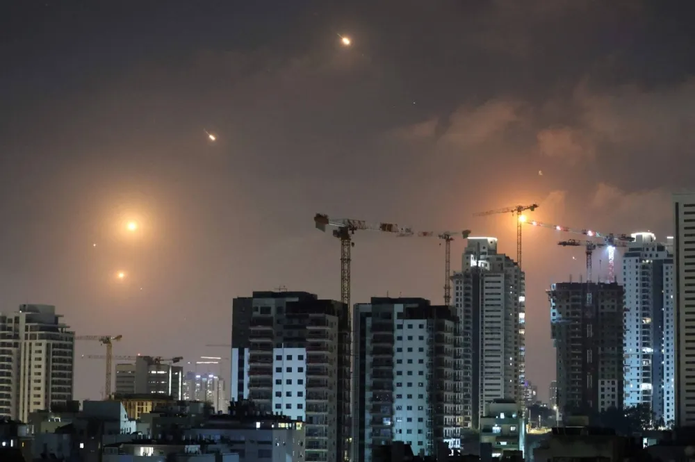 Vệt tên lửa chạy dọc bầu trời phía trên Netanya, Israel, vào 13-6-2025. Còi báo động không kích vang lên ở Jerusalem và tiếng nổ lớn được nghe thấy cùng ngày, khi quân đội Israel cho biết họ đã phát hiện ra tên lửa phóng từ Iran.