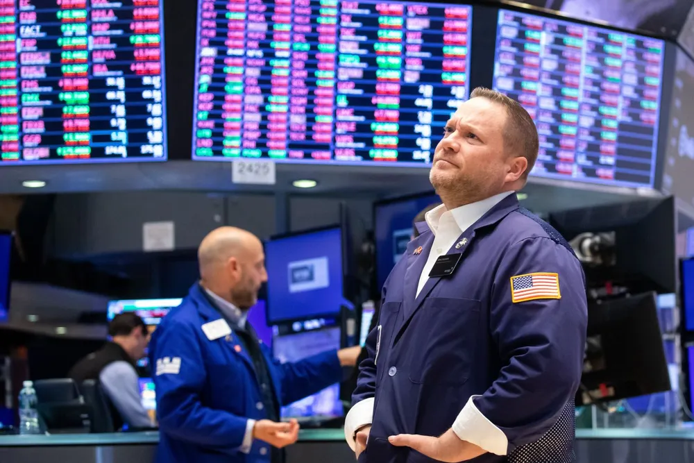 Dow Jones tăng hơn 300 điểm; Dầu giảm 1%