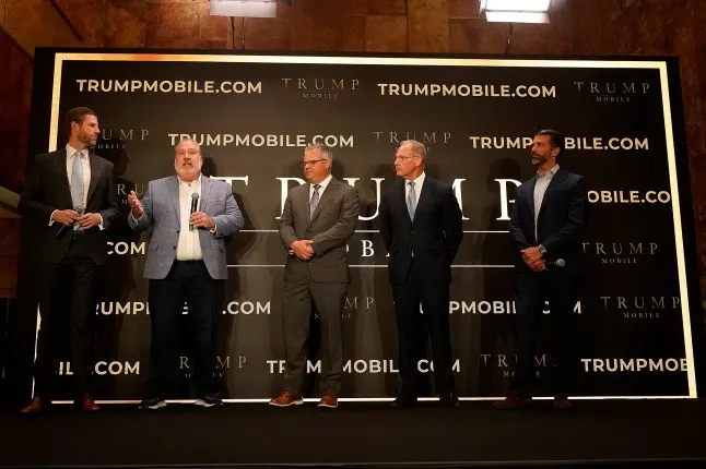 Eric Trump, Don Hendrickson, Eric Thomas, Patrick O'Brien và Donald Trump Jr (từ trái sang phải) tham gia buổi công bố Trump Mobile tại Trump Tower ở New York vào 16-6. Eric Trump, Don Hendrickson, Eric Thomas, Patrick O'Brien và Donald Trump Jr., từ trái sang phải, tham gia buổi công bố Trump Mobile, tại Trump Tower ở New York, thứ Hai, ngày 16 tháng 6 năm 2025. (Ảnh AP/Richard Drew)