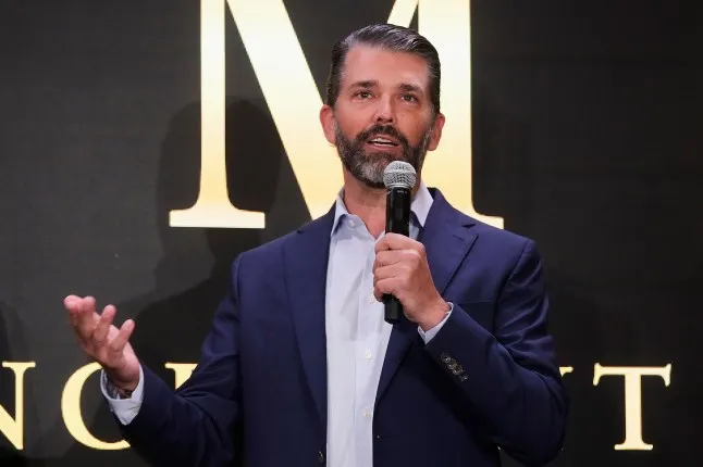 Donald Trump Jr tham gia buổi ra mắt Trump Mobile tại Trump Tower ở New York vào 16-6. Donald Trump Jr tham gia buổi ra mắt Trump Mobile tại Trump Tower ở New York vào 16-6.