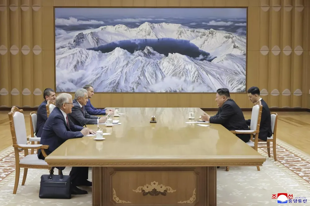 Thư ký Hội đồng An ninh Nga Sergei Shoigu, thứ ba từ trái sang, gặp nhà lãnh đạo Triều Tiên Kim Jong Un, thứ hai từ phải sang, tại Bình Nhưỡng, Triều Tiên, ngày 17-6-2025. (KCNA)