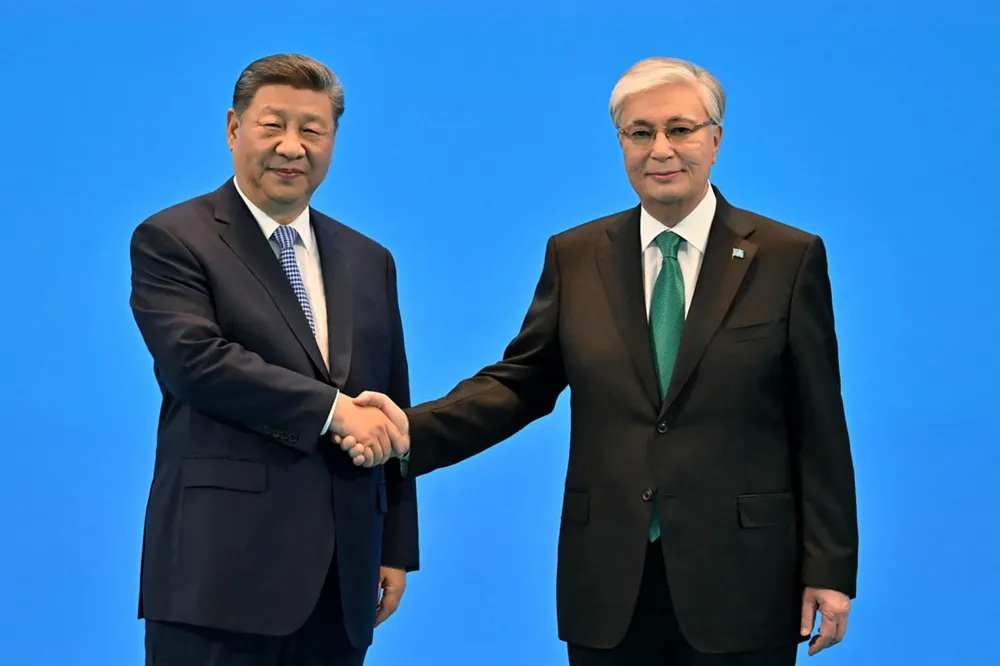 Tổng thống Kazakhstan Kassym-Jomart Tokayev chào đón Chủ tịch Trung Quốc Tập Cận Bình tại Astana.