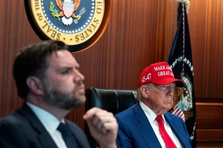 Những bức ảnh từ bên trong Phòng Tình hình cho thấy Trump, Phó Tổng thống JD Vance, Ngoại trưởng Marco Rubio và các quan chức đang theo dõi các cuộc không kích được thực hiện (Ảnh: Nhà Trắng) Những bức ảnh từ bên trong Phòng Tình hình cho thấy Trump, Phó Tổng thống JD Vance, Ngoại trưởng Marco Rubio và các quan chức đang theo dõi các cuộc không kích được thực hiện (Ảnh: Nhà Trắng)