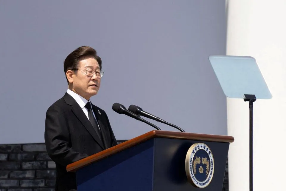 Tổng thống Hàn Quốc Lee Jae Myung đã bổ nhiệm nhà lập pháp kỳ cựu Ahn Gyu-back làm bộ trưởng quốc phòng dân sự đầu tiên của nước này sau 64 năm.