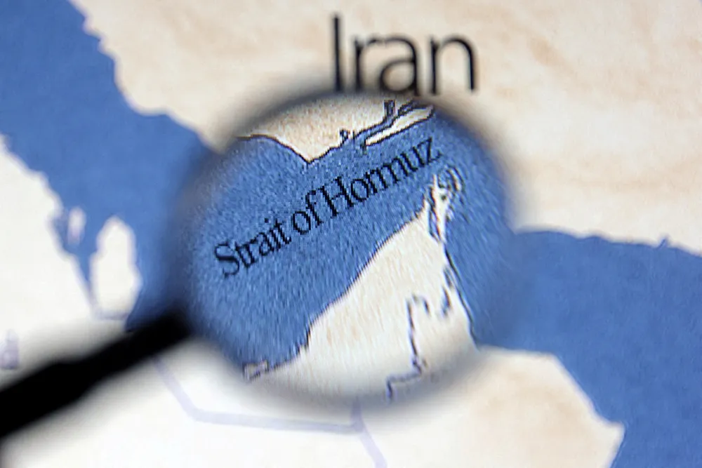 Bản đồ cho thấy Eo biển Hormuz và Iran được nhìn thấy trong hình minh họa được tạo vào ngày 22-6-2025. Bản đồ cho thấy Eo biển Hormuz và Iran được nhìn thấy trong hình minh họa được tạo vào ngày 22-6-2025.