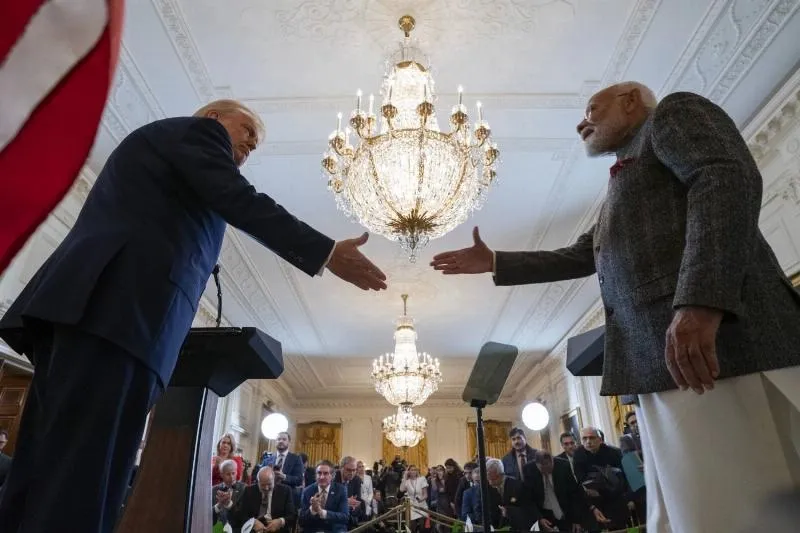 Tổng thống Donald Trump (trái) và Thủ tướng Ấn Độ Narendra Modi bắt tay nhau khi kết thúc cuộc họp báo chung tại Nhà Trắng ngày 13-2.