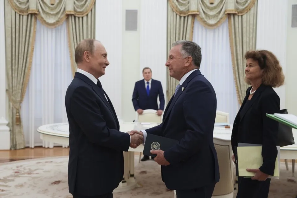 Tổng thống Nga Vladimir Putin (bên trái) và đặc phái viên của Tổng thống Hoa Kỳ Donald Trump, Steve Witkoff (bên phải), bắt tay nhau trong cuộc gặp tại Điện Kremlin ở Moscow, Nga, thứ Tư, ngày 6 tháng 8 năm 2025. (Gavriil Grigorov, Sputnik, Kremlin Pool)
