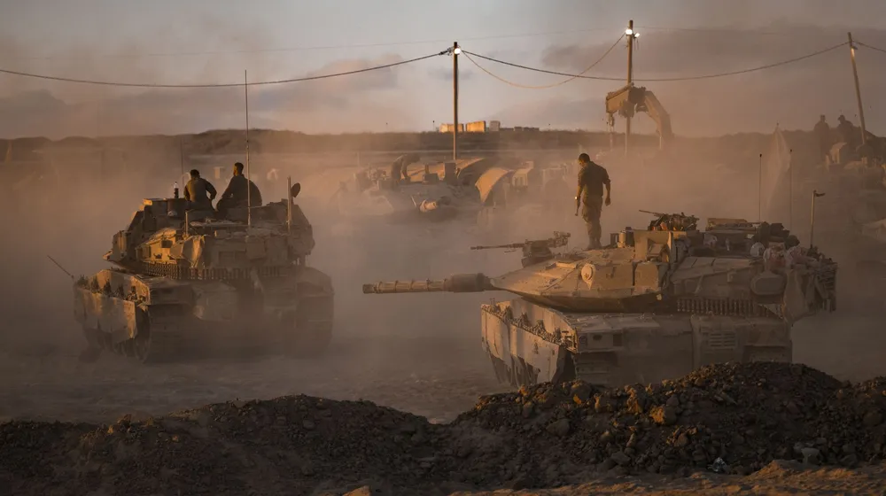 Binh lính IDF chuẩn bị xe tăng vào ngày 18 tháng 8 năm 2025, gần biên giới phía bắc Dải Gaza.