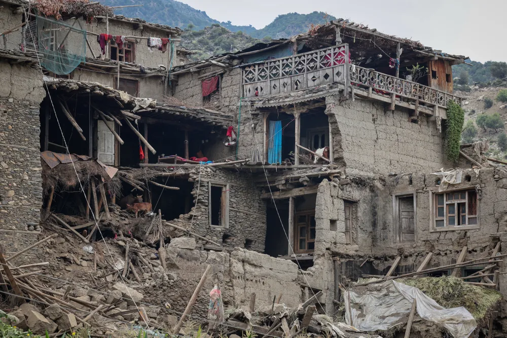 Nơi trú ẩn cho gia súc bên trong một ngôi nhà bị hư hại sau trận động đất mạnh. ẢNH: Reuters Nơi trú ẩn cho gia súc bên trong một ngôi nhà bị hư hại sau trận động đất mạnh. ẢNH: Reuters