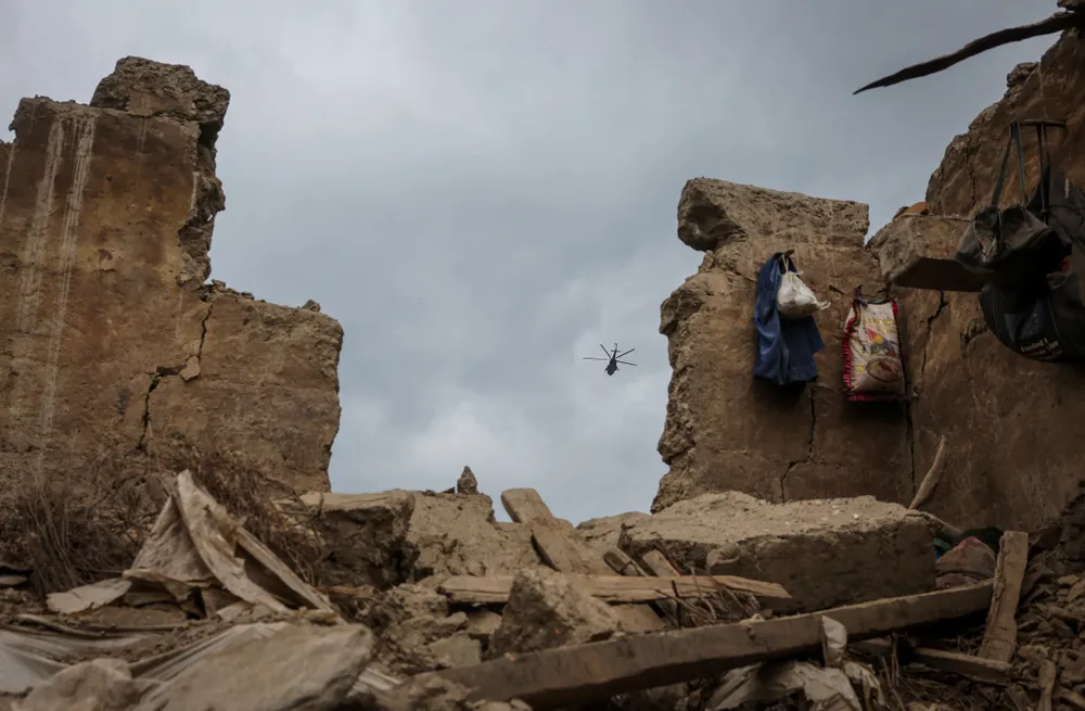 Một chiếc trực thăng quân sự của Taliban vào ngày 2-9 đã chở các nạn nhân bị thương trong trận động đất mạnh 6 độ richter xảy ra ở Afghanistan vào 31-8, tại Mazar Dara, tỉnh Kunar, Afghanistan. Một chiếc trực thăng quân sự của Taliban vào ngày 2-9 đã chở các nạn nhân bị thương trong trận động đất mạnh 6 độ richter xảy ra ở Afghanistan vào 31-8, tại Mazar Dara, tỉnh Kunar, Afghanistan.