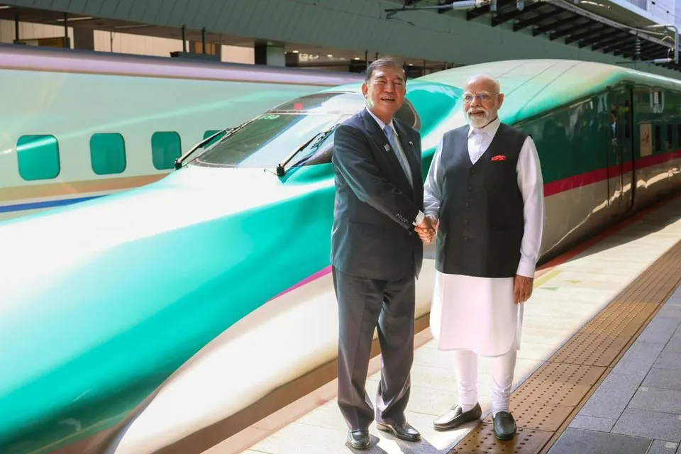 Thủ tướng Nhật Bản Shigeru Ishiba (trái) và Thủ tướng Ấn Độ Narendra Modi bắt tay nhau vào ngày 30-8-2025 trước khi lên tàu cao tốc Shinkansen đi Sendai ở đông bắc Nhật Bản. Ảnh: EPA