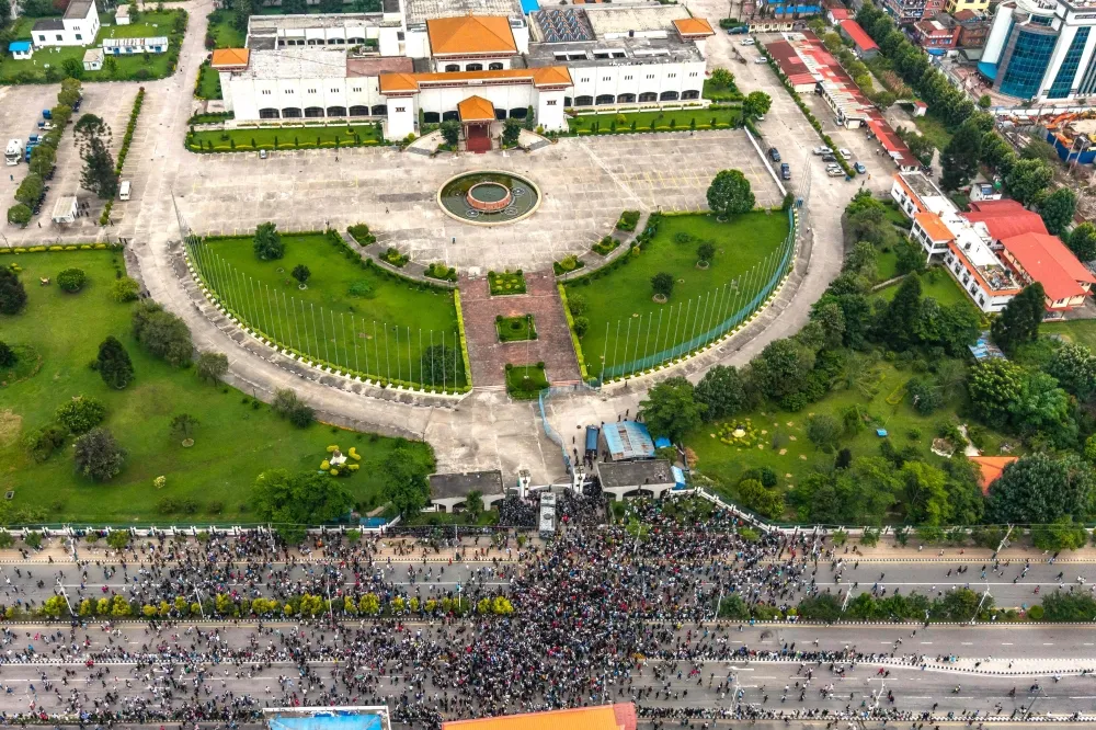 Những người biểu tình tụ tập bên ngoài Tòa nhà Quốc hội Nepal (trên cùng) trong một cuộc biểu tình ở Kathmandu vào ngày 8-9-2025.