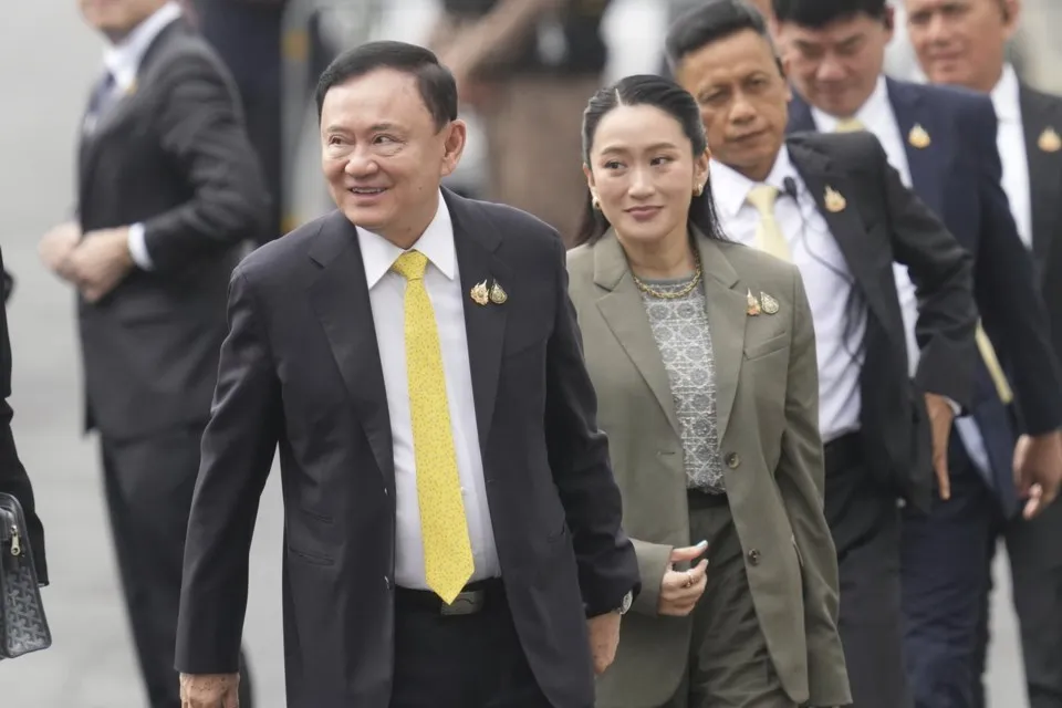 Cựu Thủ tướng Thái Lan Thaksin Shinawatra và con gái cựu Thủ tướng Paetongtarn Shinawatra đến Tòa án Tối cao ngày 9-9. (Ảnh: Sakchai Lalit)