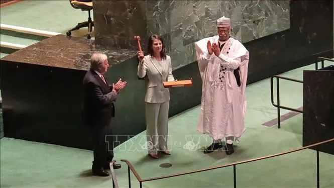 Tổng thư ký Liên hợp quốc Antonio Guterres chứng kiến nghi lễ bàn giao cương vị Chủ tịch Đại hội đồng khóa 79 từ ông Philemon Yang cho bà Annalena Baerbock.