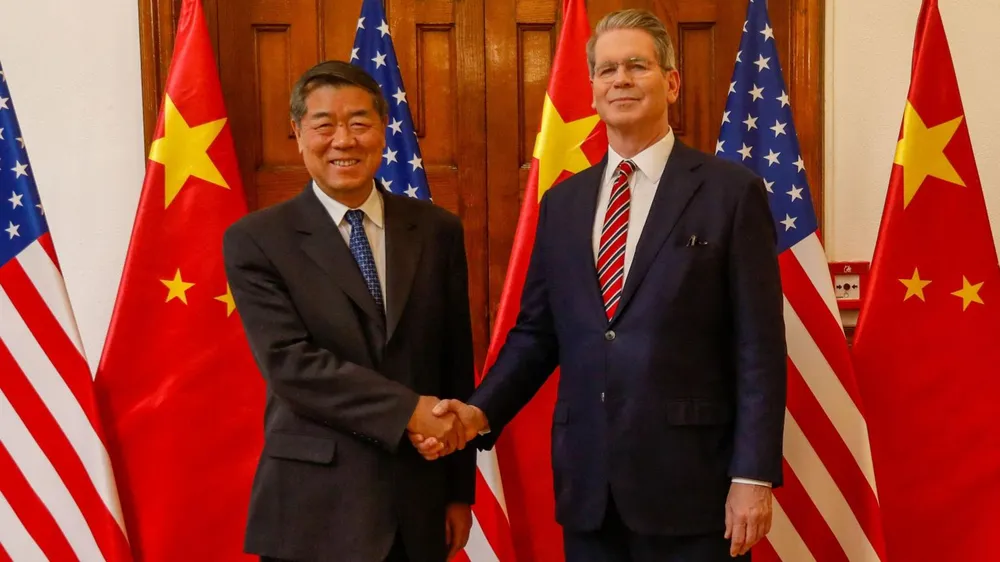 He Lifeng và Scott Bessent bắt tay nhau trong ngày đàm phán thứ nhất, 14-9-2025.