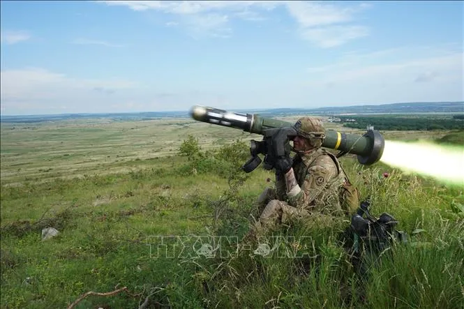 Binh sĩ Mỹ bắn tên lửa chống tăng Javelin trong cuộc tập trận tại Varpalota, Hungary. Ảnh tư liệu: TTXVN