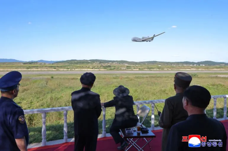 Ông Kim Jong Un chỉ đạo cuộc thử nghiệm hiệu suất của máy bay không người lái tại một địa điểm không được tiết lộ (KCNA) Ông Kim Jong Un chỉ đạo cuộc thử nghiệm hiệu suất của máy bay không người lái tại một địa điểm không được tiết lộ (KCNA)