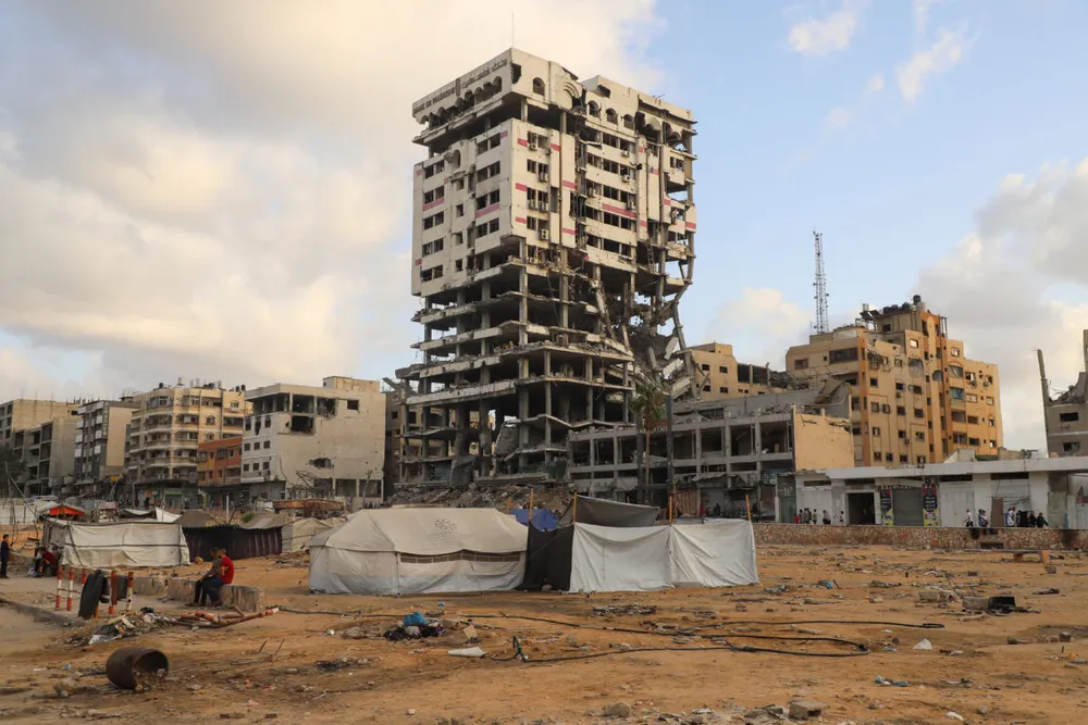 Người dân Palestine di tản ngồi cạnh lều trại trong cuộc tấn công quân sự của Israel tại Gaza, ngày 5-10. 