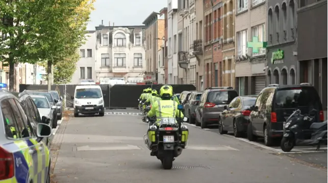Cảnh sát lái xe trên phố trong quá trình điều tra ở Antwerp, Bỉ, ngày 9/10/2025. © VTM