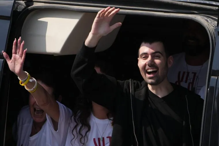 Con tin người Israel được trả tự do Guy Gilboa-Dalal đến bệnh viện Beilinson ở Petah Tikva, Israel, sau khi anh được Hamas thả khỏi nơi giam giữ (Ảnh: Ariel Schalit) Con tin người Israel được trả tự do Guy Gilboa-Dalal đến bệnh viện Beilinson ở Petah Tikva, Israel, sau khi anh được Hamas thả khỏi nơi giam giữ (Ảnh: Ariel Schalit)