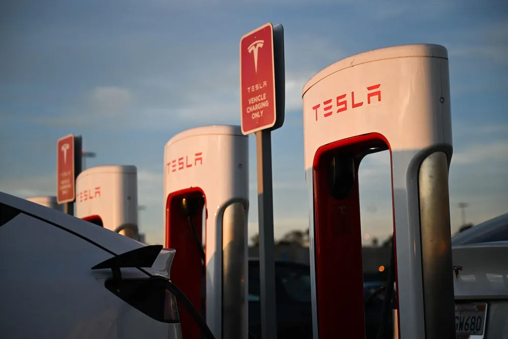Một trạm sạc điện của Tesla tại Hawthorne, California, Mỹ. Ảnh: TTXVN