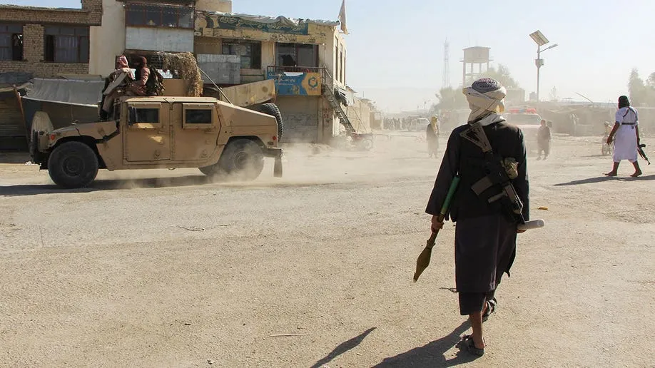 Các chiến binh Taliban Afghanistan tuần tra gần biên giới Afghanistan-Pakistan tại Spin Boldak, tỉnh Kandahar, ngày 15-10.