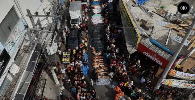 Ảnh chụp màn hình video cho thấy người dân đã thu gom và xếp hàng chục thi thể giữa đường phố sau một đêm đụng độ dữ dội ở khu Penha.