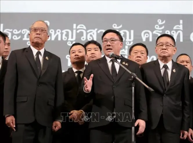 Cựu Thứ trưởng Tài chính Thái Lan Julapun Amornvivat (giữa) được bầu làm lãnh đạo mới của Đảng Pheu Thai. Ảnh: Bangkok Post/TTXVN