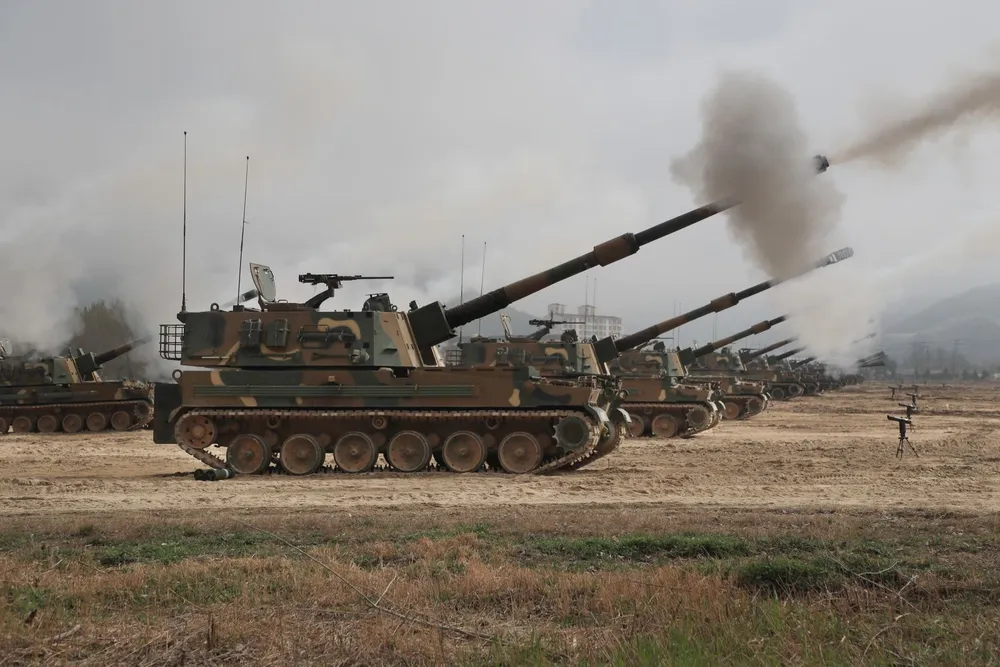 Không chỉ nhanh và rẻ hơn, vũ khí Hàn Quốc còn mang hình ảnh “không đe dọa”, giúp nước này chiếm được lòng tin của nhiều quốc gia đang tìm kiếm đối tác ngoài Mỹ và Trung Quốc. Ảnh: Yonhap/TTXVN