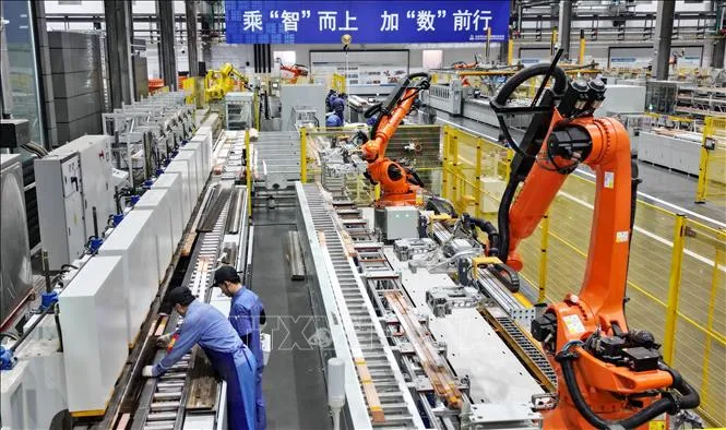 Công nhân làm việc tại nhà máy ở Cáp Nhĩ Tân, tỉnh Hắc Long Giang, Trung Quốc. Ảnh: THX/TTXVN