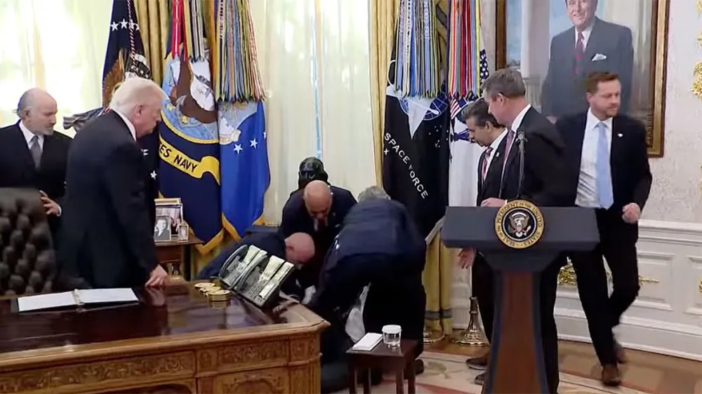 Ông Trump chứng kiến ​​các quan chức đến giúp đỡ người đàn ông bị đổ gục. Ảnh: DWS News